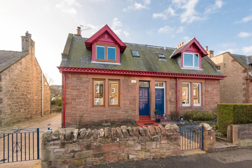 7 Haddington Road, Tranent, EH33 1LR 4 bed semidetached house £300,000