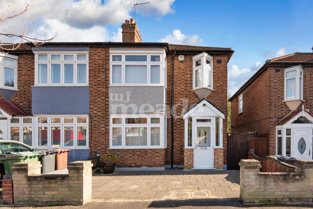 Coolgardie Avenue, Highams Park, E4 3 bed end of terrace house £625,000