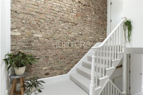 7a Foulden Road, London, N16 7UU