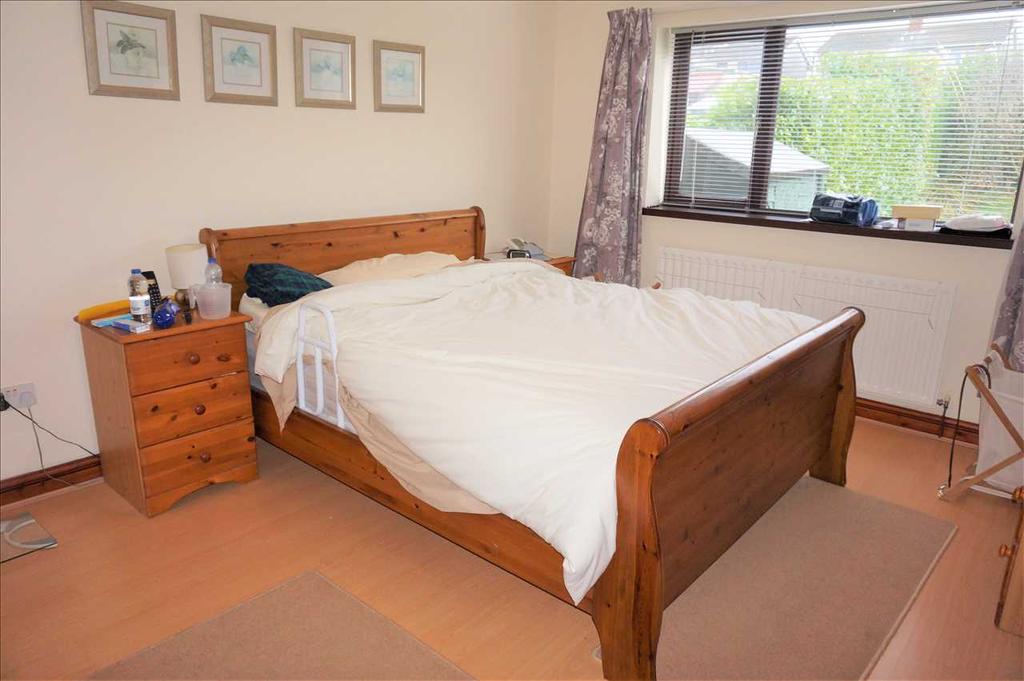Back bedroom 1 :