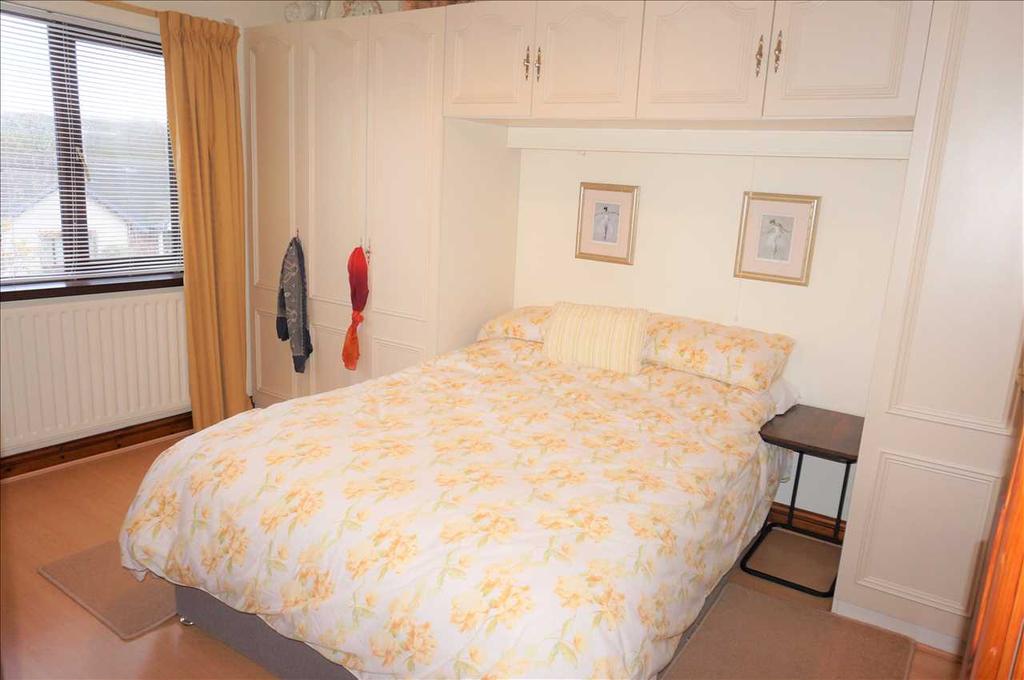 Front bedroom 2 :
