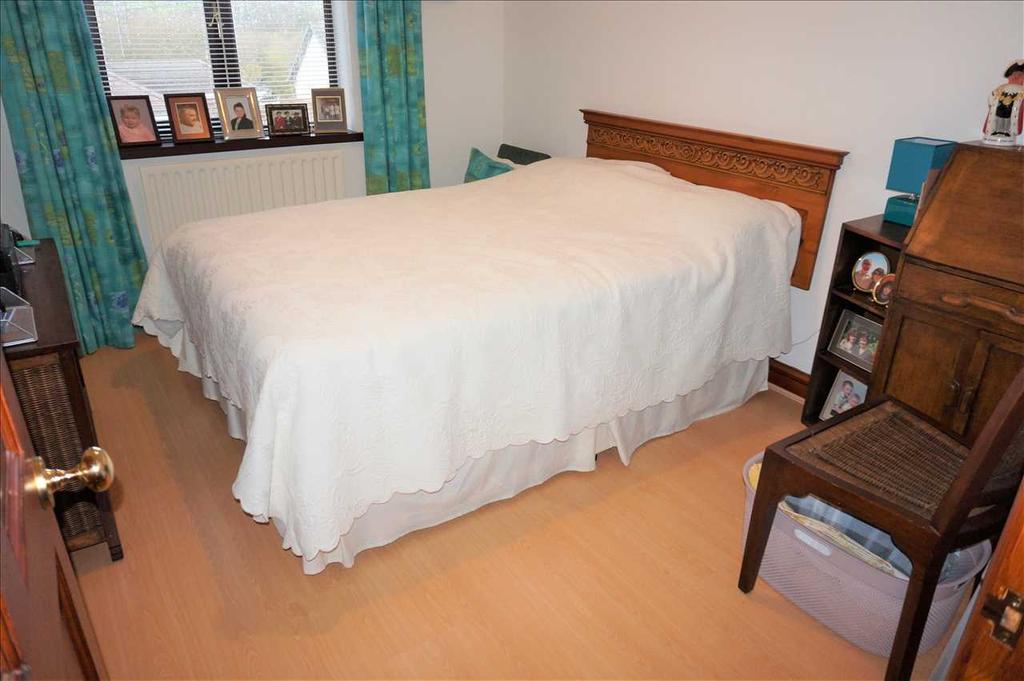 Front bedroom 3 :