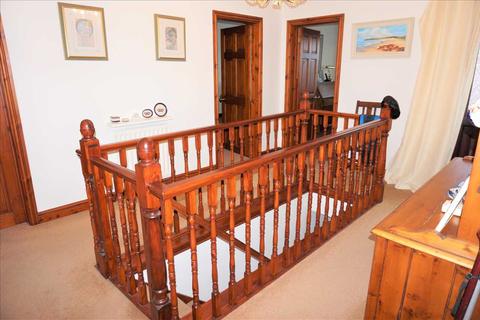 17 Clos Y Dderwen, Cross Hands, Llanelli, SA14 6RN