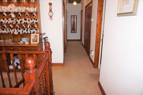 17 Clos Y Dderwen, Cross Hands, Llanelli, SA14 6RN