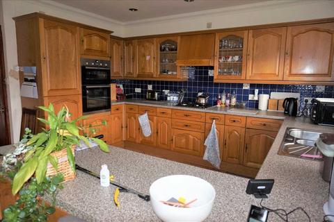 17 Clos Y Dderwen, Cross Hands, Llanelli, SA14 6RN