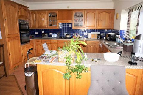 17 Clos Y Dderwen, Cross Hands, Llanelli, SA14 6RN