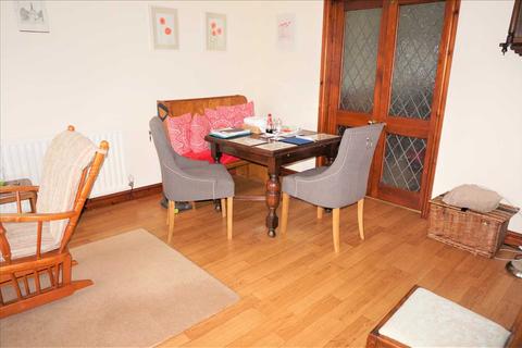 17 Clos Y Dderwen, Cross Hands, Llanelli, SA14 6RN