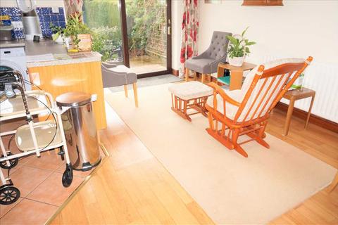 17 Clos Y Dderwen, Cross Hands, Llanelli, SA14 6RN