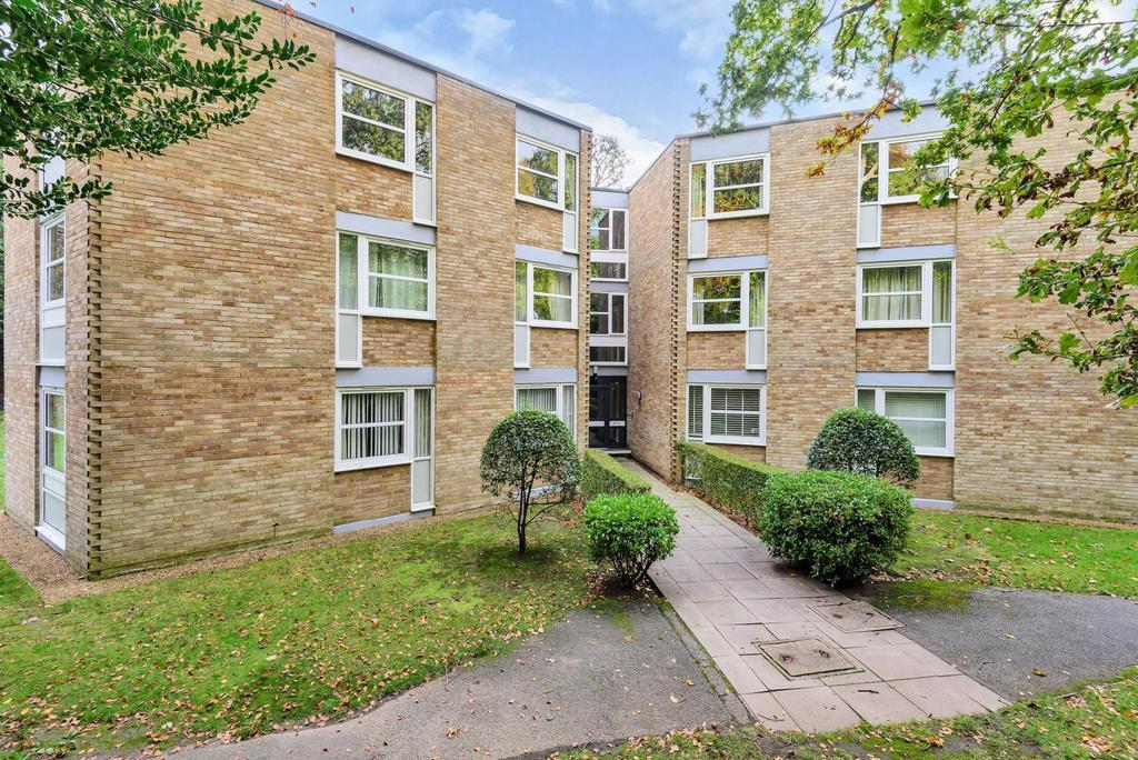 Heathside, Weybridge, KT13 2 bed apartment £1,500 pcm (£346 pw)