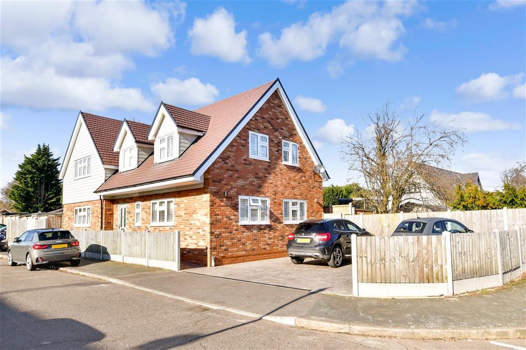 Latimer Drive, Steeple View, Basildon, Essex 4 bed detached house £