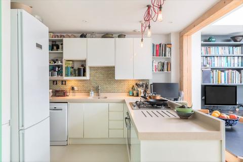 2 Albion Road, Twickenham, TW2 6QJ
