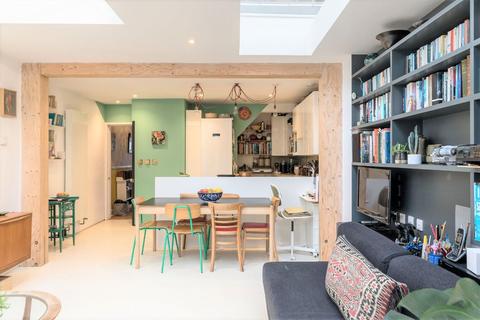 2 Albion Road, Twickenham, TW2 6QJ