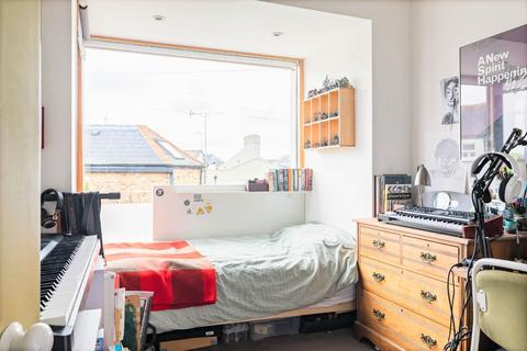 2 Albion Road, Twickenham, TW2 6QJ