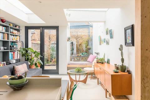 2 Albion Road, Twickenham, TW2 6QJ