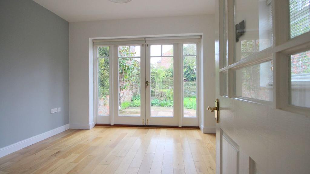Burton Stone Lane, York 4 bed detached house £2,500 pcm (£577 pw)