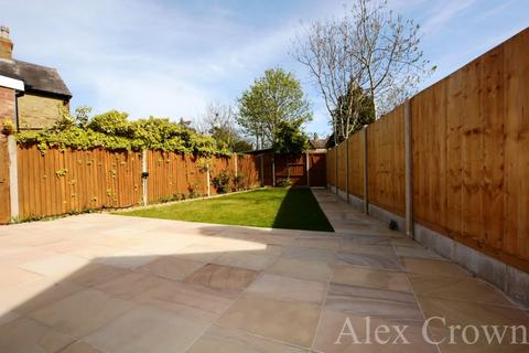 3 bedroom semi-detached house to rent, Stanwell Road, Ashford