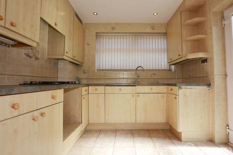 3 bedroom semi-detached house to rent, Stanwell Road, Ashford
