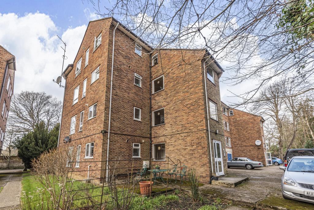 Amersham, Buckinghamshire, HP6 2 bed flat £235,000