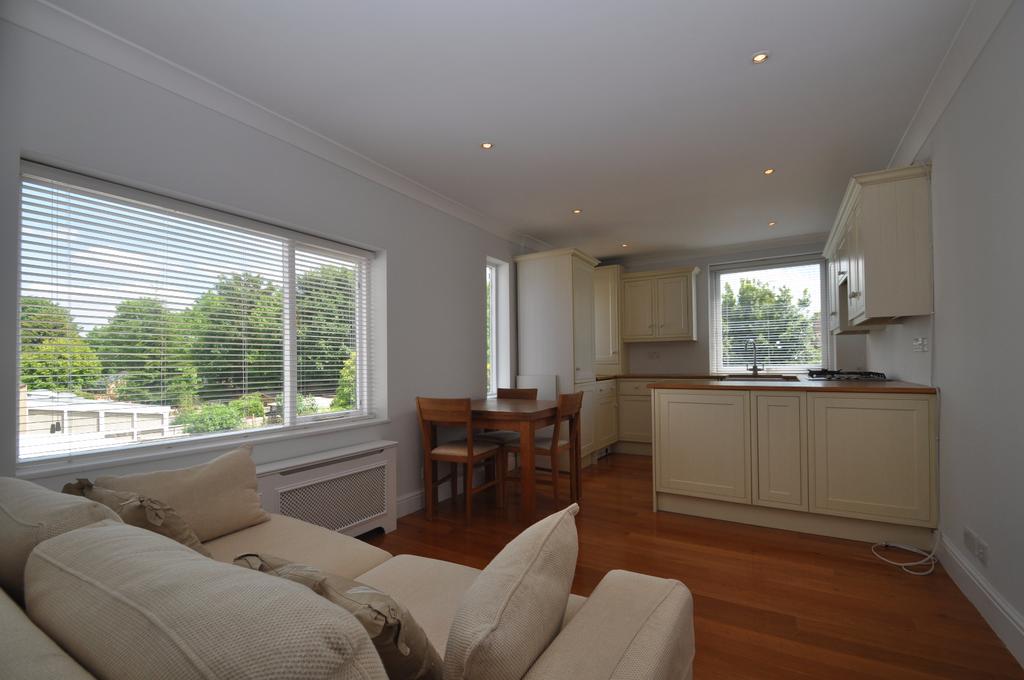 Murray Road,W5, Ealing 2 bed flat £1,675 pcm (£387 pw)