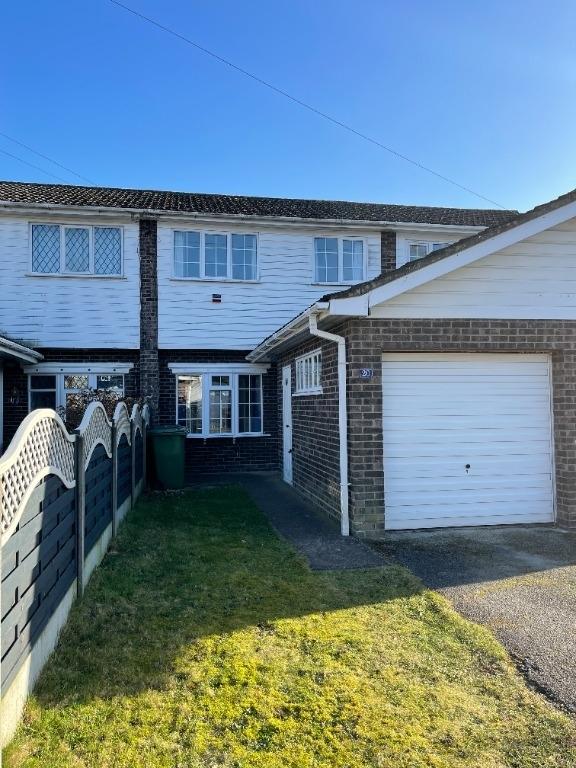 Eton Close, Lincoln, LN6 3 bed semidetached house £850 pcm (£196 pw)