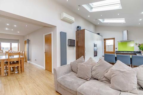16 Harthill, Gildersome, Leeds, LS27 7EU