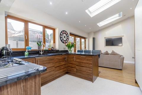 16 Harthill, Gildersome, Leeds, LS27 7EU