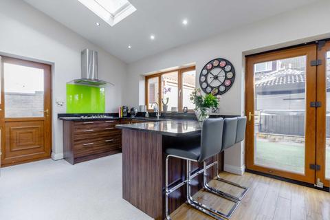 16 Harthill, Gildersome, Leeds, LS27 7EU