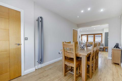 16 Harthill, Gildersome, Leeds, LS27 7EU