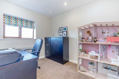 16 Harthill, Gildersome, Leeds, LS27 7EU