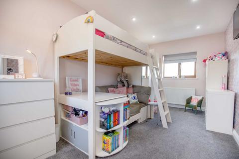 16 Harthill, Gildersome, Leeds, LS27 7EU