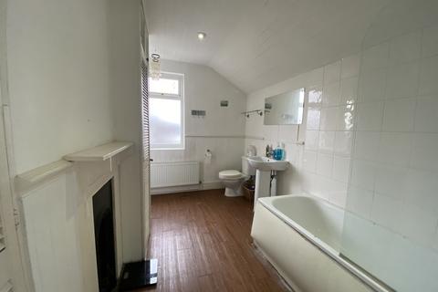 138 Manor Road, Guildford, GU2 9NR