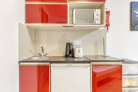 Studio to rent, Dawes Road, London, SW6