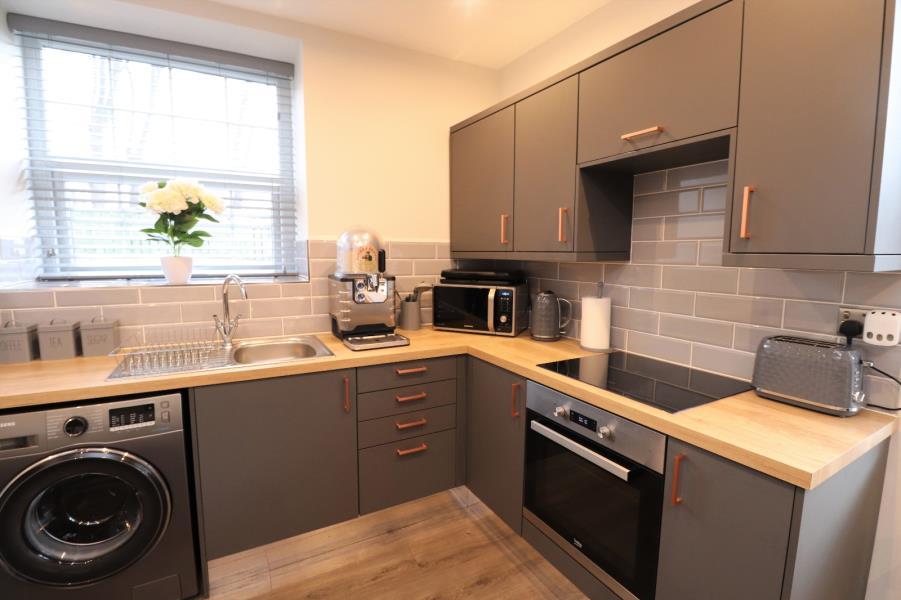 SUNFIELD, STANNINGLEY, PUDSEY, LS28 6DE 2 bed terraced house £895 pcm