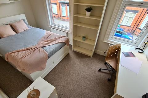 5 bedroom terraced house to rent, Albion Road, Manchester, M14