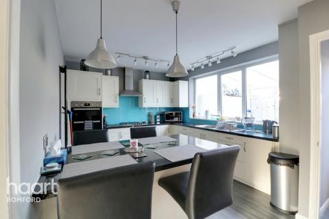 102 Great Cullings, Rush Green, Romford, RM7 0YL