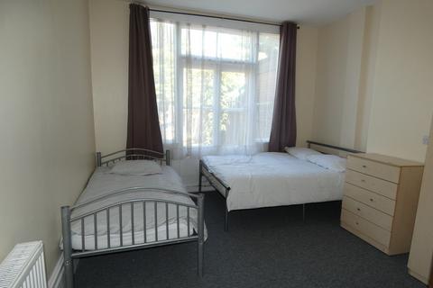 1 bedroom in a house share to rent, Villiers Road, Southall