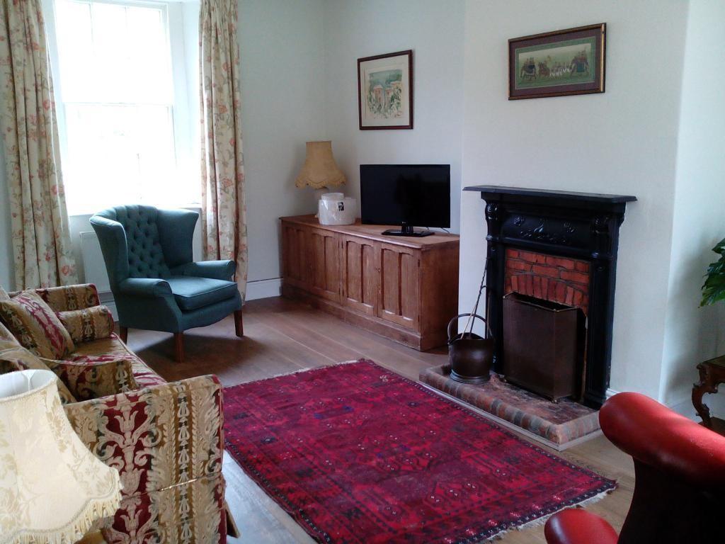 Bryanston, Blandford 2 bed semidetached house £1,400 pcm (£323 pw)