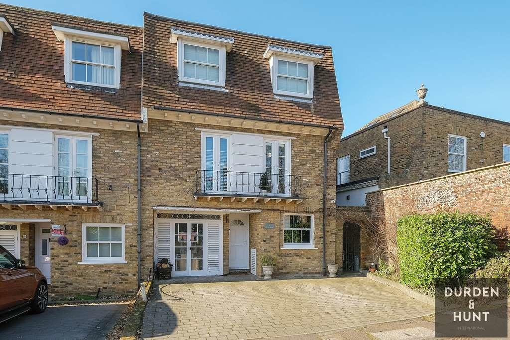 High Elms, Chigwell, IG7 4 bed end of terrace house £900,000