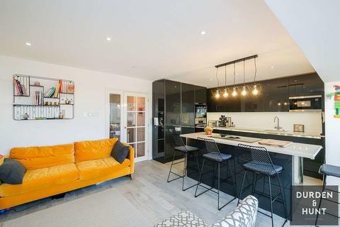 11 High Elms, Chigwell, IG7 6NF