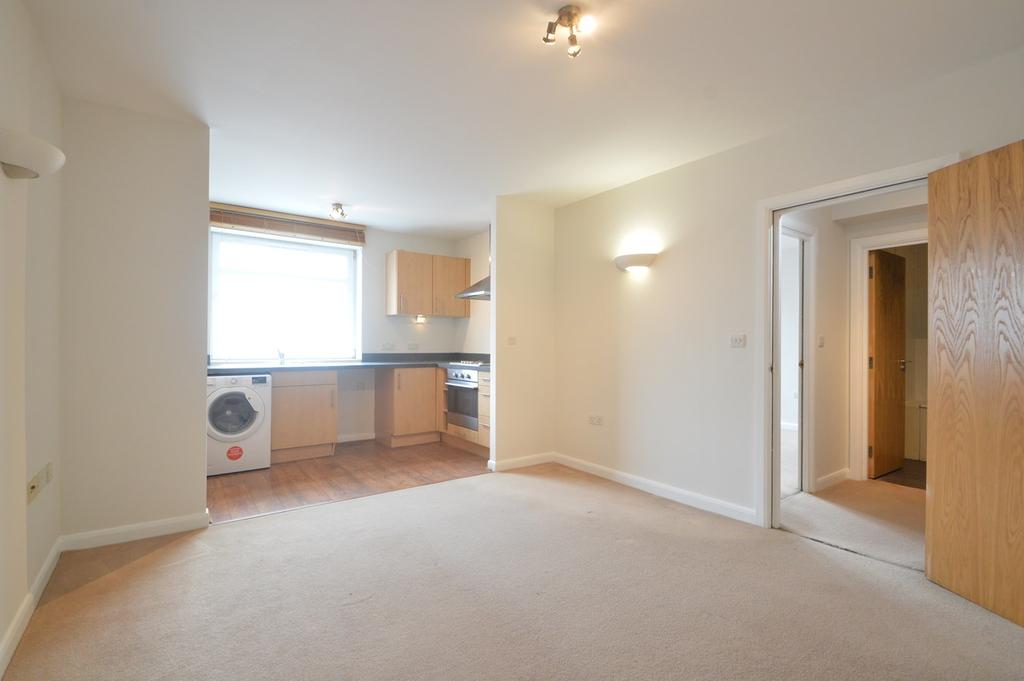 Alfred House, 127129 Oatlands Drive, Weybridge, KT13 1 bed flat £875
