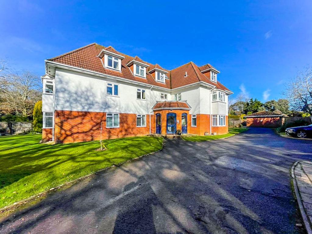 2 Sea view Road, Walkford, Highcliffe 2 bed apartment £1,250 pcm (£288 pw)