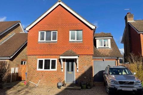 4 bedroom detached house to rent, Harvey Close, Sayers Common