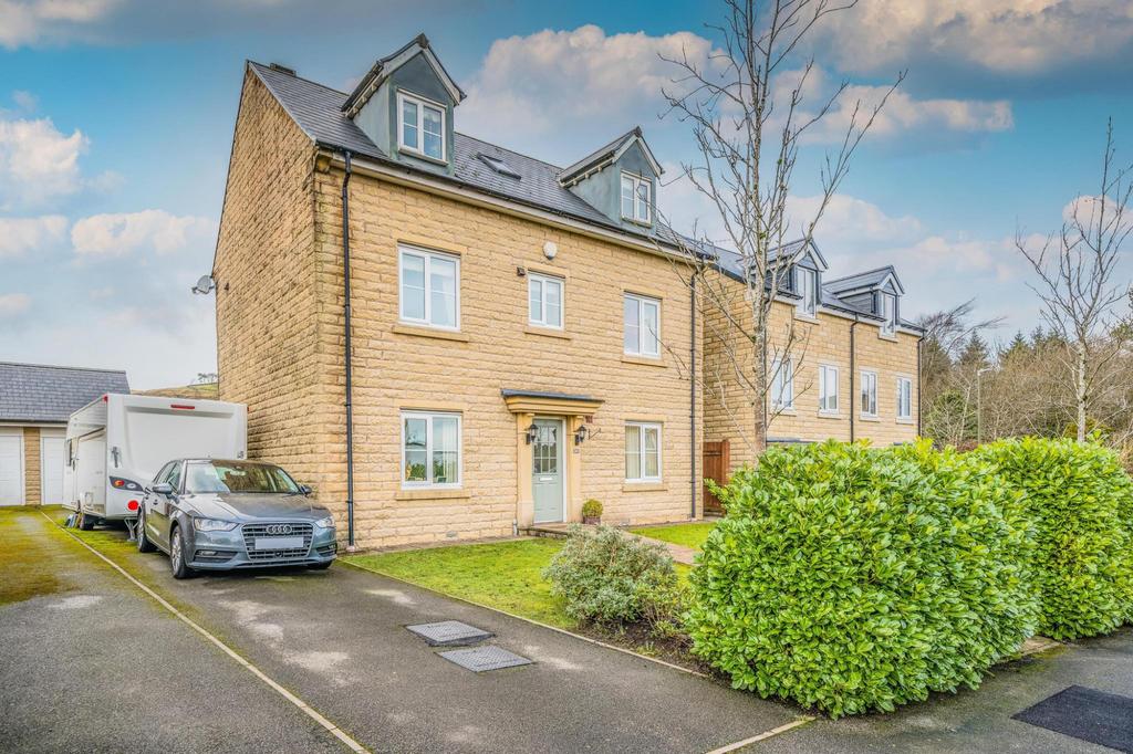 Carr Road, Buxton, SK17 5 bed detached house £475,000
