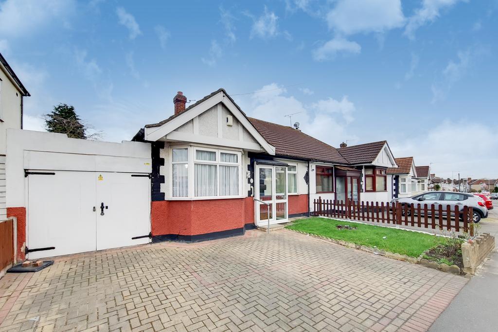Chadwell Heath Lane, Romford, RM6 2 bed semidetached bungalow £1,550