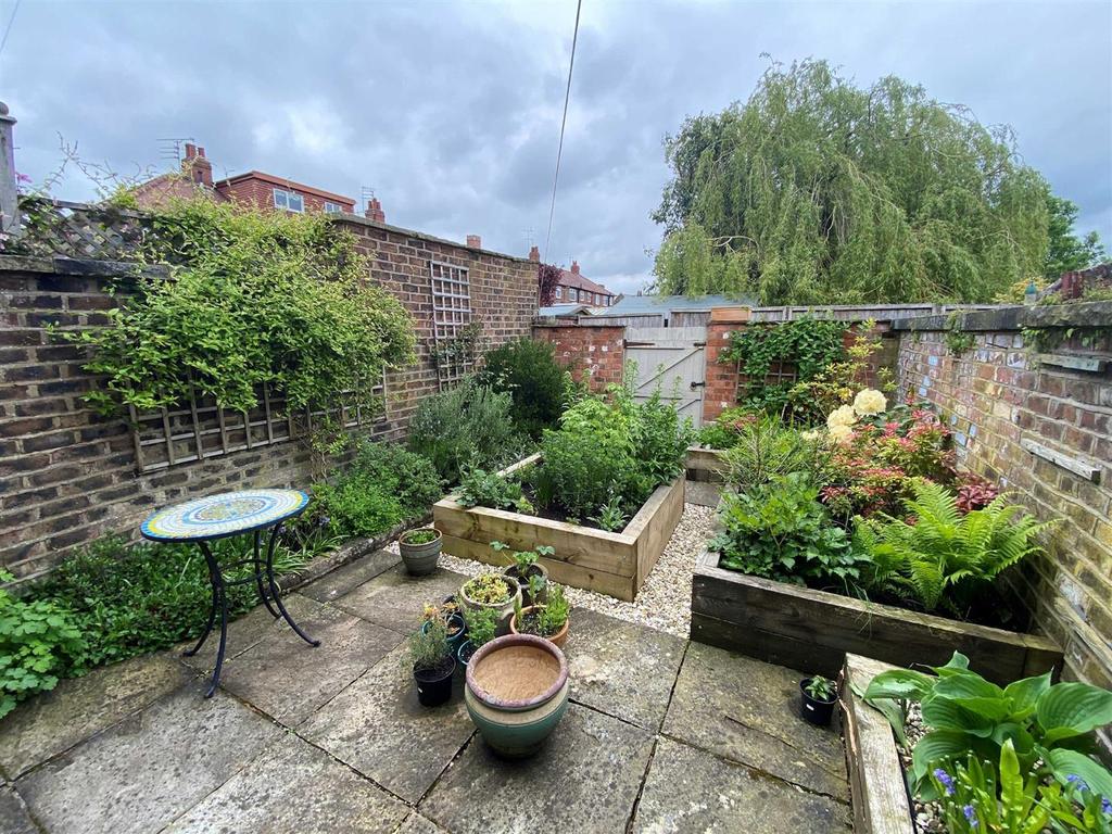 Crompton Road, Macclesfield 2 bed terraced house £225,000