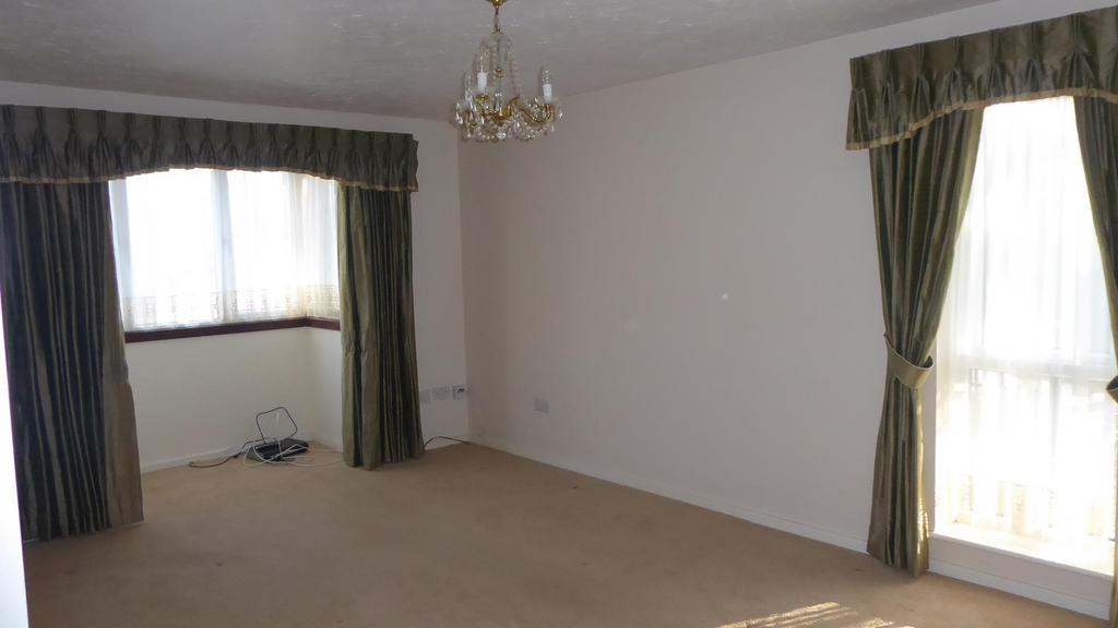 Lawrence Court Seacroft Gardens, Watford WD19 2 bed flat to rent £