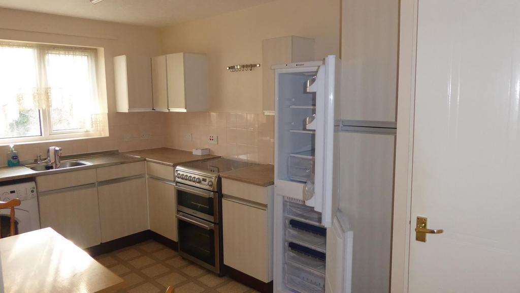 Lawrence Court Seacroft Gardens, Watford WD19 2 bed flat to rent £