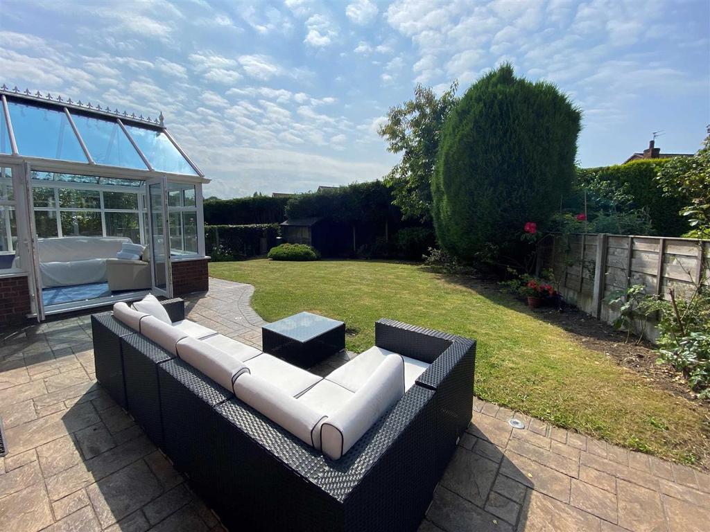 Grove, Macclesfield 4 bed detached house £420,000