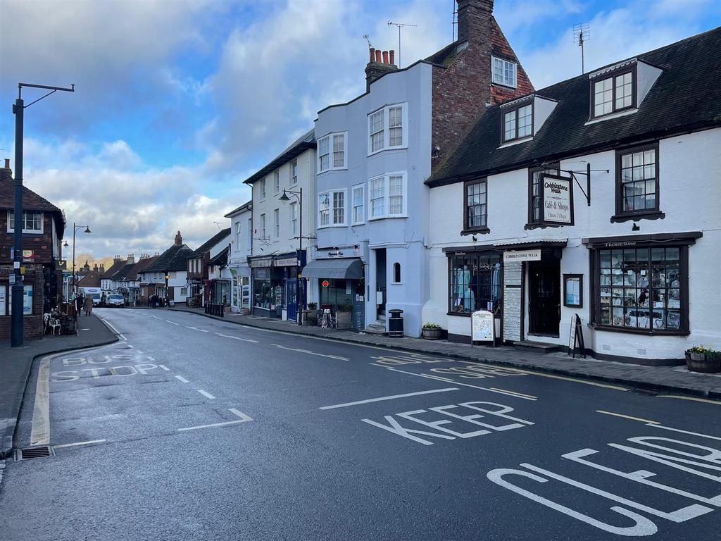 Elm Grove Lane, Steyning 2 bed flat £850 pcm (£196 pw)