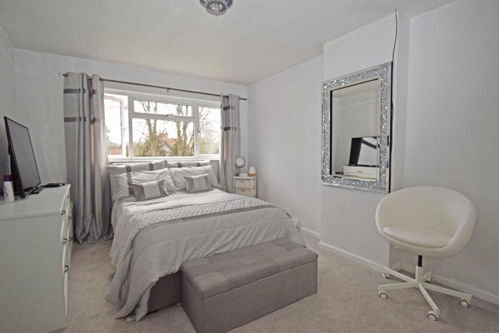 21 Birmingham Road, bed 1b.jpg